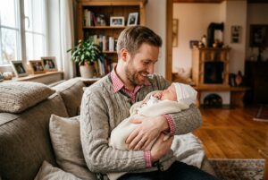 Papamonat Österreich: Vater mit Baby – Väterkarenz Hero-Bild